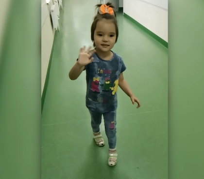 «Пробует бегать»: челябинские врачи провели сложнейшую операцию девочке с ДЦП