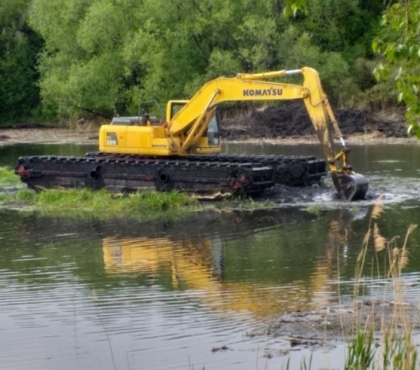 Экскаватор-амфибия начнет чистить реку Миасс в центре Челябинска