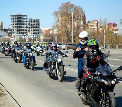 Красивые люди, мотоциклы и музыка: жителей Челябинска зовут на открытие мотосезона