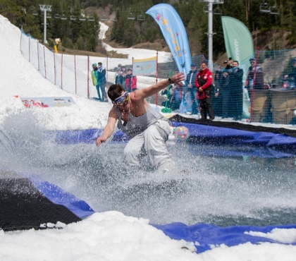 Челябинец выиграл необычные соревнования на Кавказе: на сноуборде скатился с горы и прыгнул в бассейн