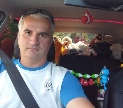 «Ставлю пять звезд!»: таксист из Магнитогорска превратил салон машины в детскую игровую