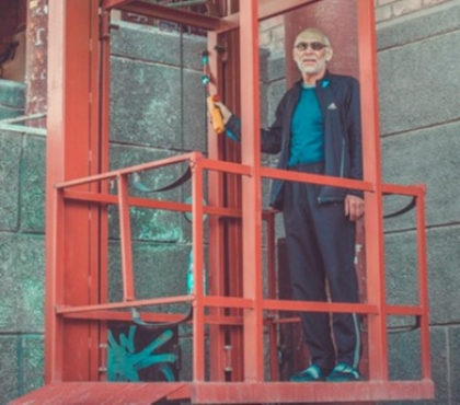 В центре Челябинска пенсионер сконструировал лифт для внуков-инвалидов