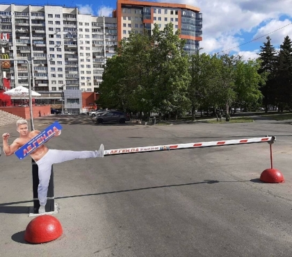 При каждом поднятии – шпагат в стиле Ван Дамма: в Челябинске шлагбаум парковки 
