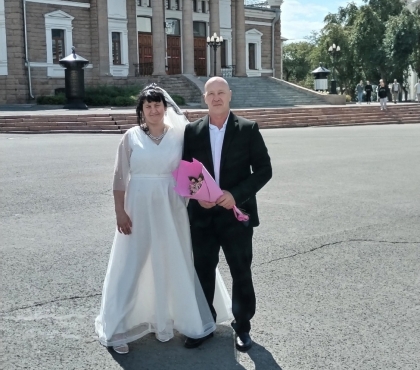 Челябинские бездомные сыграли свадьбу и теперь помогают людям, оказавшимся на улице