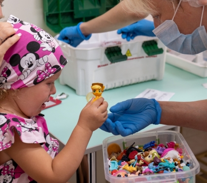Сдать кровь без слез: медсестра из челябинской поликлиники дарит детям игрушки во время сдачи анализов