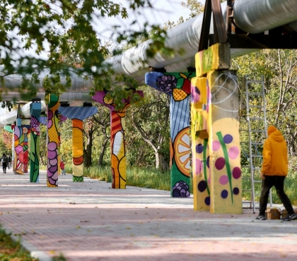 В Челябинске завершили роспись колонн, подпирающих трубы теплотрассы на Плодушке