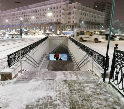 Держитесь, люди: стало известно, когда в Челябинске ступени пешеходных переходов покроют нескользящими ковриками