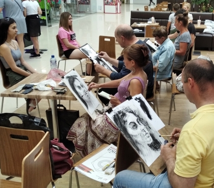 В Магнитогорске пройдет выставка портретов, написанных на фудкорте