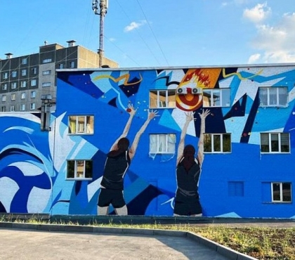 В Челябинске нарисовали граффити с волейболистками, отбивающими метеоритный мяч