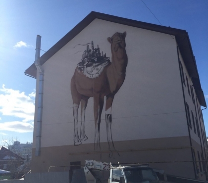 На фасаде здания в Челябинске нарисовали верблюда с заводами вместо горба