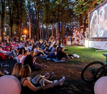 Челябинцев приглашают на бесплатные субботние кинопоказы в Саду Победы