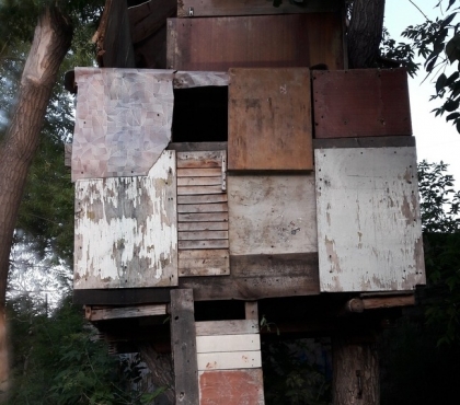 Копейские подростки построили дом на дереве и провели туда электричество