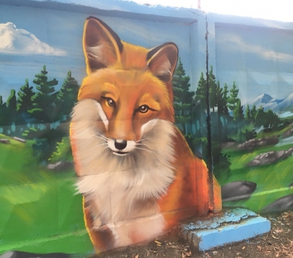 Бетонный забор у челябинского зоопарка закрасили потрясающими граффити с животными