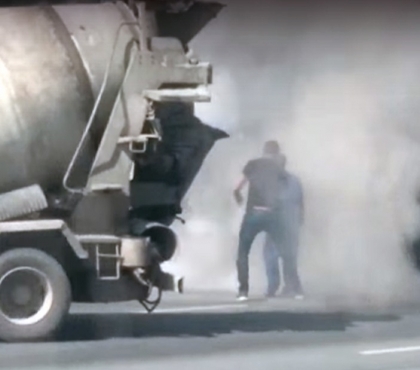 В Челябинске загоревшийся грузовик потушили при помощи бетономешалки