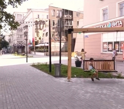 В Челябинске на улице Свободы сделали прогулочные зоны и качели с подсветкой
