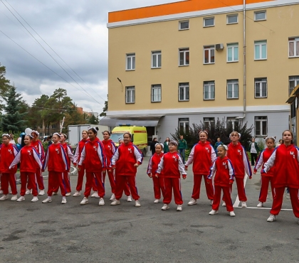 Челябинские активисты устроили концерт под окнами больницы, чтобы поздравить детей с Днем знаний