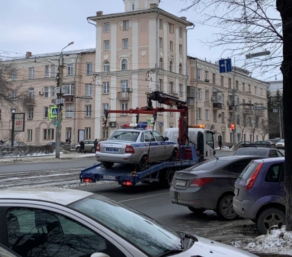 В Челябинске эвакуатор увез полицейскую машину