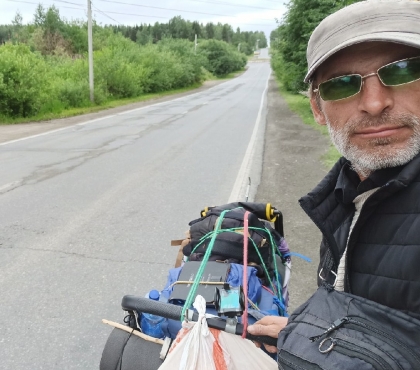 6000 километров пути: слабовидящий мужчина идет пешком на Байкал через Южный Урал