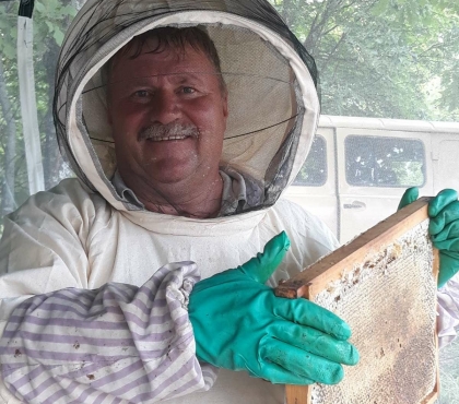 Отпуск с пчелами: челябинский пчеловод ездит вместе с ульями по Уралу, чтобы «выгуливать» насекомых