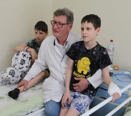 Врачи ЧОДКБ спасли руку мальчику из ДНР, засунувшего саморезы в розетку, а заодно его брату с патологией ног