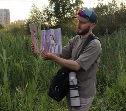 «Посмотрите на провода, там сидят щеглы»: орнитолог из Челябинска устраивает «птичьи прогулки» по паркам и пустырям