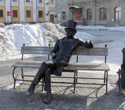 Он не пропал, а переехал: стало известно, куда делался памятник Пушкину с Кировки