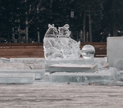 Работаем очень аккуратно: резчики льда на площади Революции рассказали о «ледовом мармеладе»