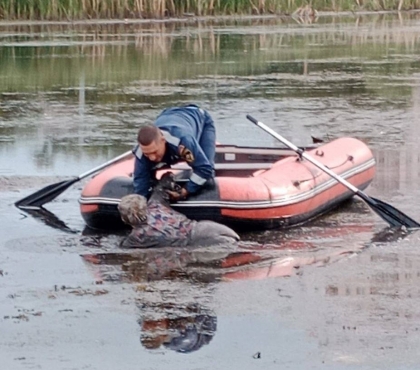 В Челябинской области спасатели вытащили пенсионерку, увязшую в болоте по горло
