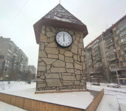 В Челябинске установили большие часы на башне
