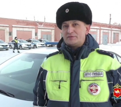 Мёрз на трассе: в Челябинской области инспекторы ГИБДД вернули домой заблудившегося мальчика