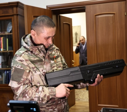 Бойцу Бабаю, который увернулся от беспилотника, Алексей Текслер подарил антидроновое ружье