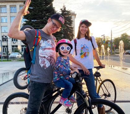 В седле и в люльке: челябинские семьи зовут на городской велопарад