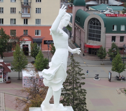 На крыше челябинского театра оперы и балета отреставрировали статуи