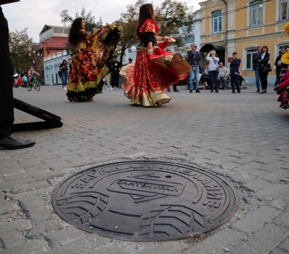 В центре Челябинска установили первые дизайнерские канализационные люки