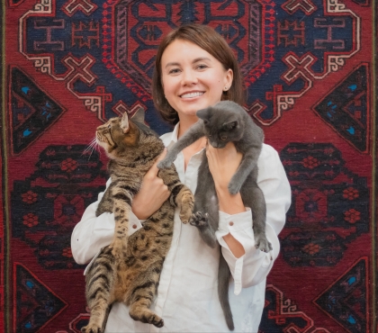 Такой снимок должен быть у каждого: жителей Челябинска зовут сфотографироваться с котами на фоне ковра