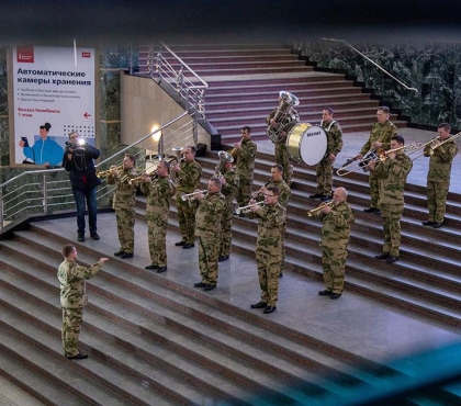 К юбилею автора «Прощания славянки» оркестр Росгвардии исполнил марш в холле Челябинского вокзала