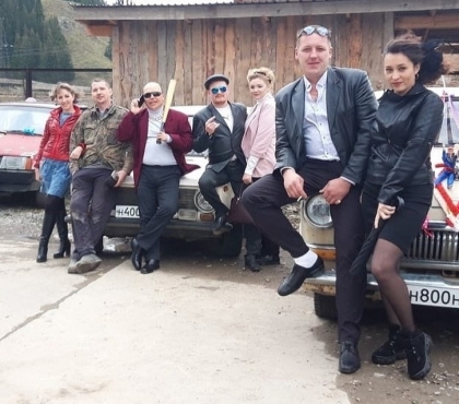 Биты и малиновые пиджаки: в Челябинской области устроили свадьбу в стиле 90-х