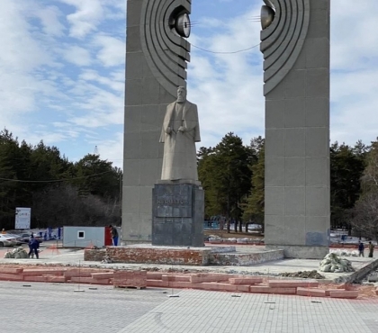 У ЮУрГУ началась реставрация памятника Курчатову