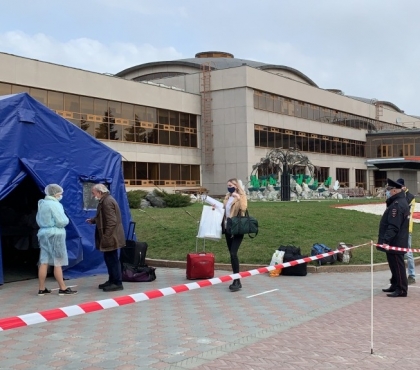 На привокзальной площади в Челябинске поставили палатку, где приезжих проверяют на коронавирус