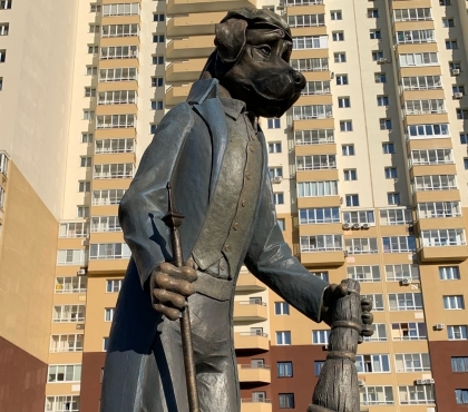 В Челябинске появился памятник псу, убирающему за собой после прогулки