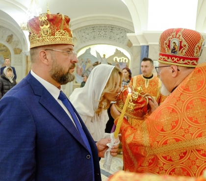 Под венец после 22-х лет брака: в соборе Рождества Христова в Челябинске обвенчали первую пару
