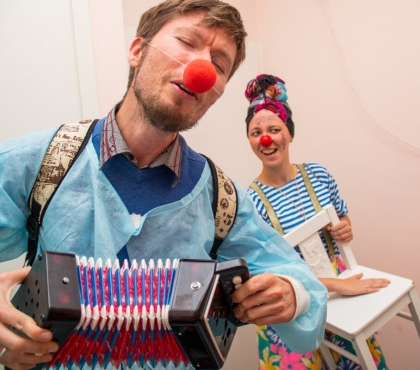 В Челябинске клоуны звонят по WhatsUp онкобольными детям, чтобы приободрить их во время карантина