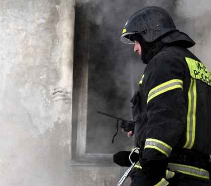 Спасли шестилетнюю девочку и троих взрослых: пожарные в Челябинске вытащили семью из горящей квартиры