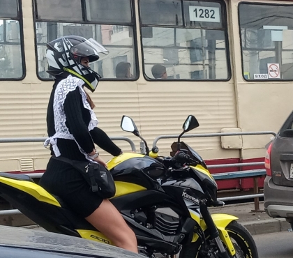 На линейку опаздывает: челябинская байкерша-красотка вновь прокатилась на мотоцикле в школьной форме