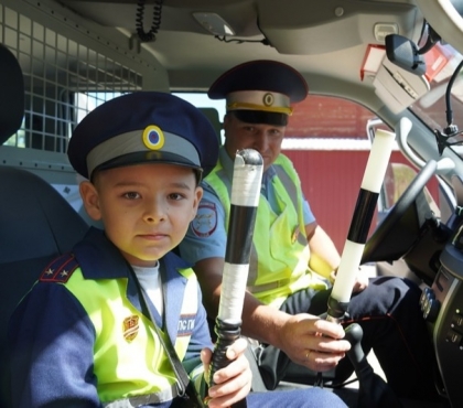 Пятилетний мальчик из Снежинска очень хотел стать ГАИшником: полицейские исполнили его мечту