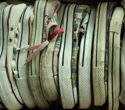 Покрытие детской площадки из старых ботинок: у жителей Челябинска появилась возможность отправить обувь на переработку