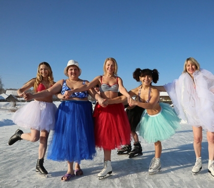 Моржи из Челябинской области устроили фотосессию в юбках на льду