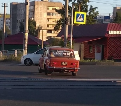 В Челябинске заметили старый «Жигуль-копейку» с эмблемой «Яндекс.Такси»