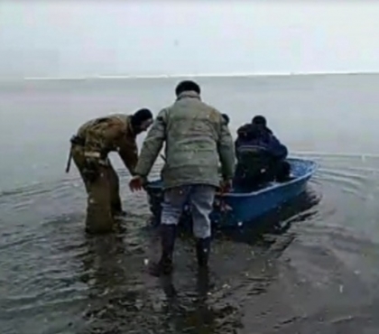 В Челябинской области сняли рыбаков с отколовшейся льдины