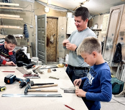 В Челябинской области открыли еще один филиал мастерской для мальчишек, которым не хватает отцовского воспитания